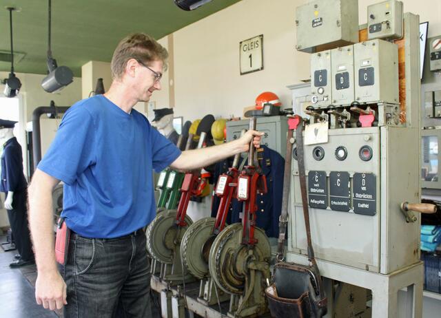 Matthias Fischer demonstriert, wie die Hebel bewegt wurden, um Weichen zu stellen | Foto: Monika Klein