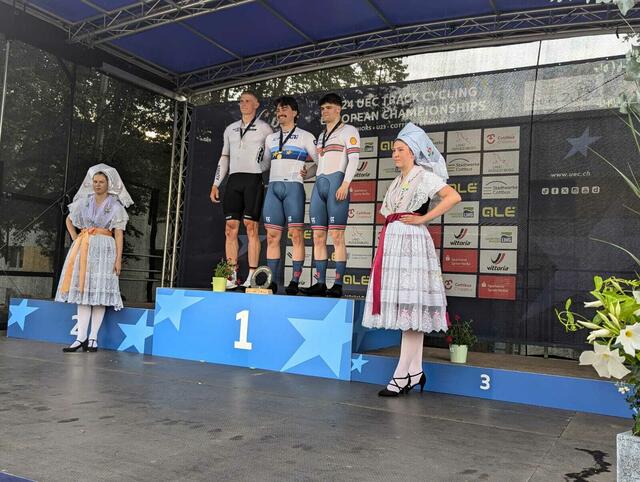 Henric Hackmann (links) holt die Silbermedaille bei der Bahnrad-EM in Cottbus | Foto: Steffi Hackmann