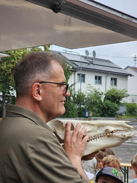 Stefan Reinhardt erläutert auf das Alter der Kinder abgestimmt, was sie sehen und fühlen können  | Foto: Gisela Böhmer