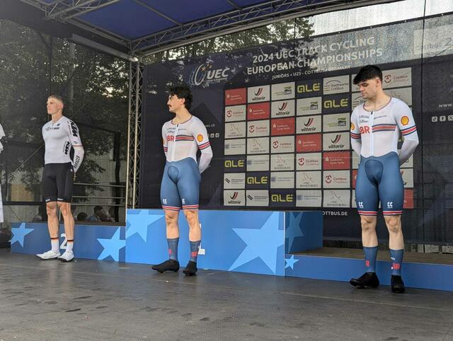 Henric Hackmann (links) holt die Silbermedaille bei der Bahnrad-EM in Cottbus | Foto: Steffi Hackmann
