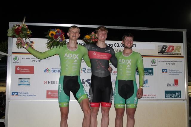 Henric Hackmann (links) auf dem Podium beim Radrennen in Dudenhofen | Foto: Michael Sonnick