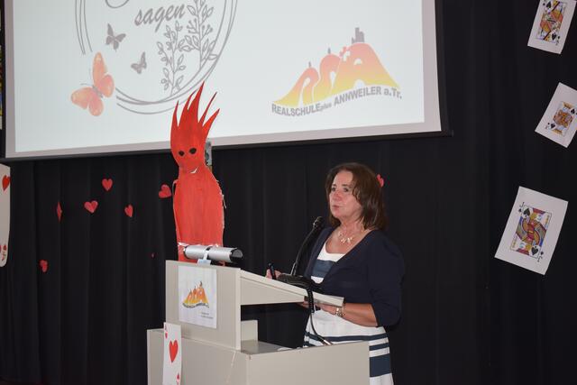 Die Schulleiterin bei ihrer Abschiedsrede | Foto: B. Bender