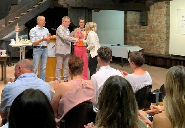 Vorsitzende des Prüfungsausschusses Achim Schmidt bei der Zeugnisübergabe mit Andreas Kuntz und Susanne Rode v.l.n.r. | Foto: Dr. Georgia Matt-Haen