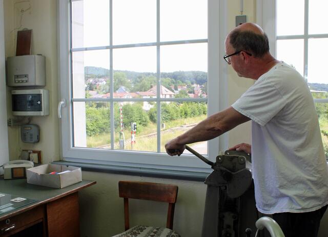 Frank Bernhardt ist in beiden Vereinen aktiv. Auf dem Foto bewegt er den Hebel für die Signalanlage, die durch das Fenster zu sehen ist | Foto: Monika Klein