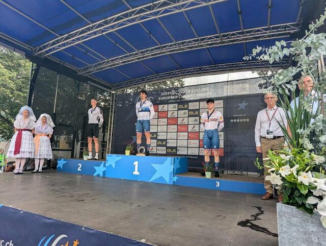 Henric Hackmann (links) holt die Silbermedaille bei der Bahnrad-EM in Cottbus | Foto: Steffi Hackmann