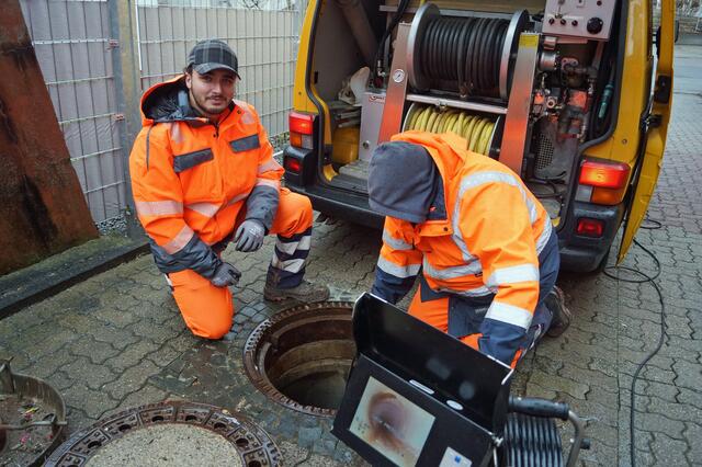 Auf der Suche nach Schadstellen und Verstopfungen im Rohrsystem kommt die Kanalkamera zum Einsatz. Am Ende des sehr langen und flexiblen Schlauchs sitzt eine Schwenkkopfkamera | Foto: ars publicandi