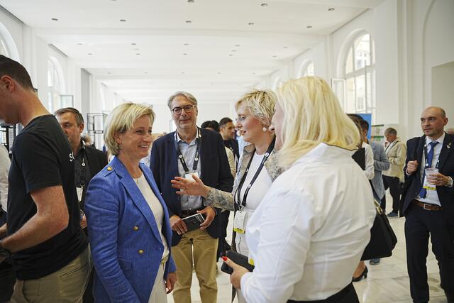 Ministerin Hoffmeister-Kraut und Johannes Jung, Abteilungsleiter Strategie, Wirtschaftsrecht, Außenwirtschaft und Europa, im Gerspräch | Foto: WMBW/Kristijan Matic