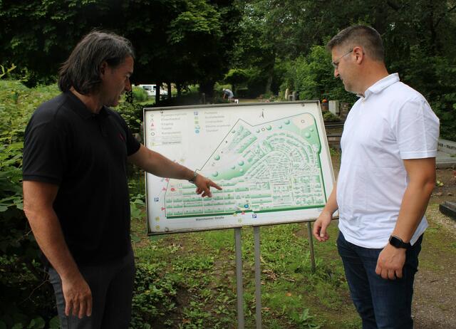 Gerhard Prottung (links) und sein Stellvertreter Christian Hemmer schauen sich die betroffenen Grabfelder auf der Tafel an | Foto: Monika Klein