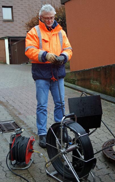 Ralf Dillmann justiert die Kanalkamera | Foto: ars publicandi