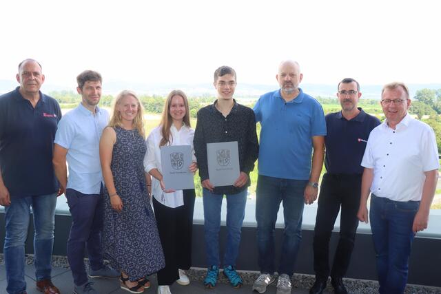 Bürgermeister Matthias Baaß (rechts) ehrt die beiden Schüler gemeinsam mit Marc Häffner, Sprecher AVH (zweiter von rechts) und Roger Deuser (links) im Beisein von Schulleiter Lutz Ackermann und der beiden Lehrkräfte (zweite und dritte von links) für ihren schnellen und entschlossenen Einsatz beim Zugnotfall.  | Foto: Stadt Viernheim