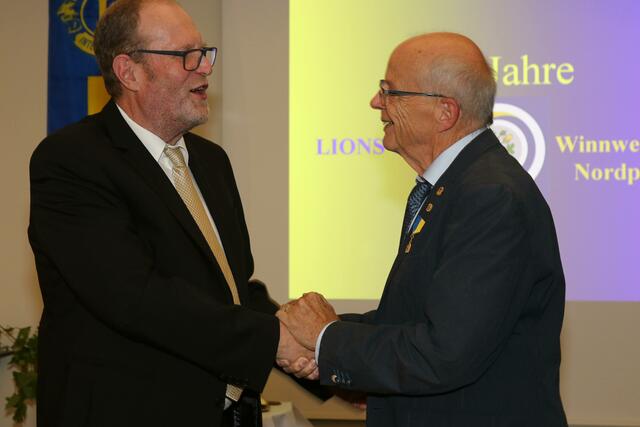 Der ehemalige Präsident Dr. Karl Landfried (links) übergibt seinem Nachfolger Dr. Jost Haneke die Präsidentschaft des LIONS Clubs Winnweiler-Nordpfalz
 | Foto: Helga Gäbel