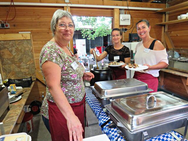 Bei der Essensausgabe ein vielfältiges Angebot | Foto: Brigitte Melder