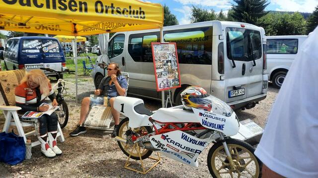Inge Arends (links) mit ihrer 50 ccm Rennmaschine | Foto: Roland Morgner
