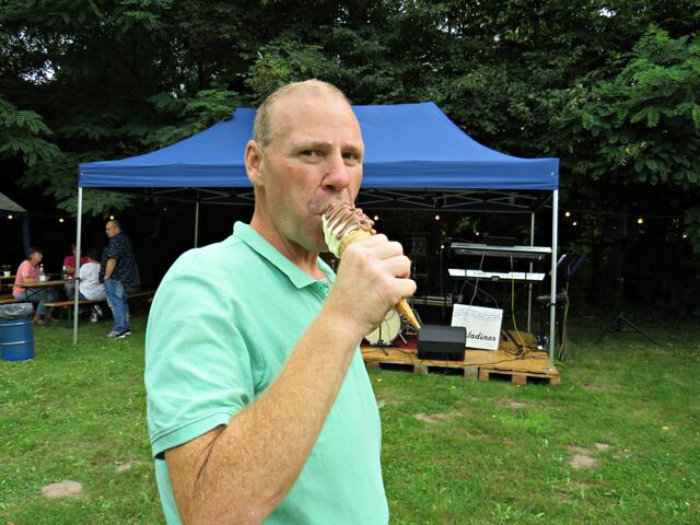 Der Haßlocher Sportfotograf Maik Faulhaber schleckt ein leckeres Softeis | Foto: Brigitte Melder