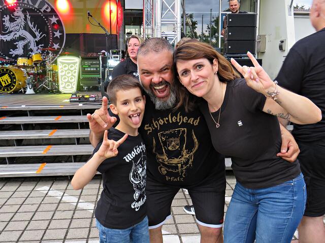 Der neunjährige Jamie mit seiner Mutter und Monji | Foto: Brigitte Melder