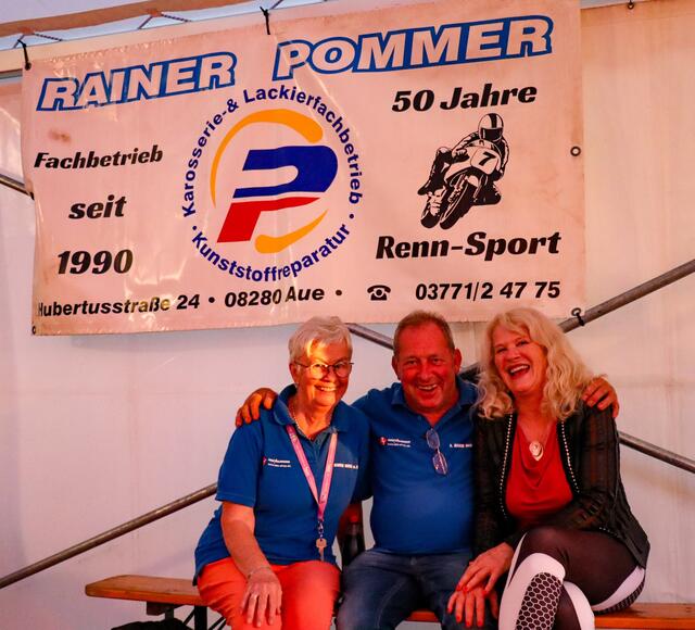 Helga und Rainer Pommer mit Inge Arends (rechts) | Foto: Marcel Uhlmann