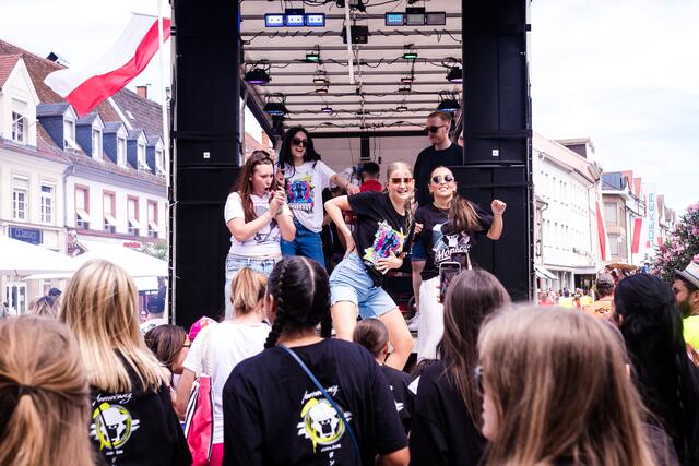 Musik und Tanz sorgen im Zug und an der Strecke für hervorragende Stimmung | Foto: Cornelia Bauer