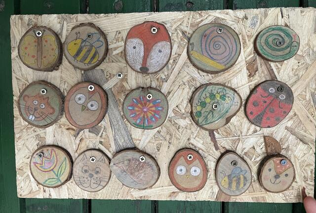 Mit Liebe zum Detail fertigten die Kinder aus Baumscheiben kleine Anhänger mit Tiermotiven | Foto: Mira Brühmüller