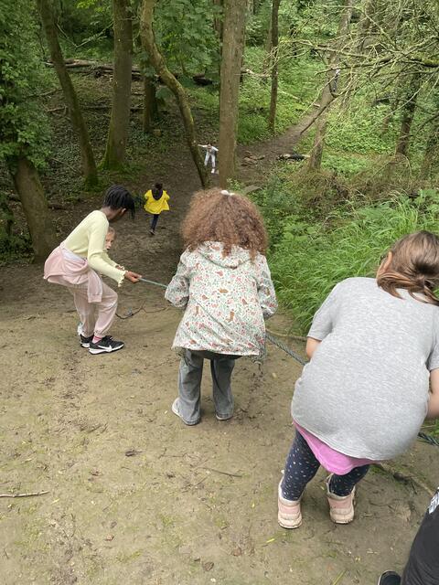 Mutige Kinder beim Abseilen in der Schlucht | Foto: Mira Brühmüller