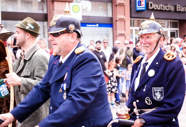 Kontrolliert die Stimmung: die Brezelpolizei Kirchhellen | Foto: Cornelia Bauer