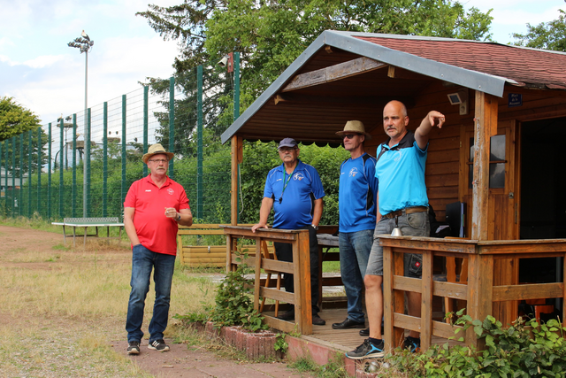Bezirksliga-Süd in Bornheim, Schiedsrichter und 1. Vorsitzender | Foto: Paul Lagall, Anette Schangai