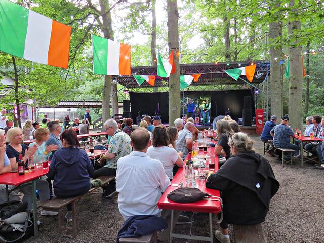 Schön zu sitzen mitten im Wald | Foto: Brigitte Melder