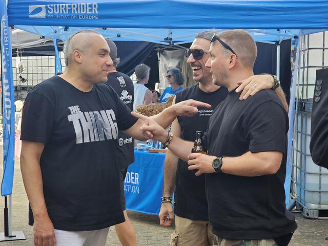 Der bekannte Elektro-Musiker und Produzent Anthony Rother (links) scherzt mit Veranstalter Daniele Murgia (rechts hinten) und Eventbesucher Robert Klimek. | Foto: Eva Bender