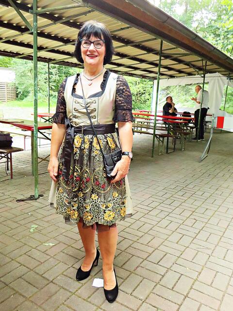 Elke kam frisch vom Brezelfest im feschen Dirndl | Foto: Brigitte Melder