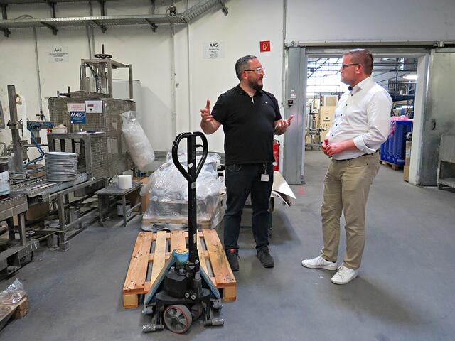 Produktionsleiter Rößler und Bundestagsabgeordneter Schreider | Foto: Brigitte Melder