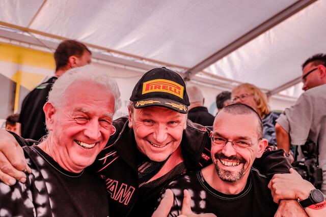 Johannes Kehrer (links) mit Lothar Neukirchner und Nico Kehrer | Foto: Marcel Uhlmann