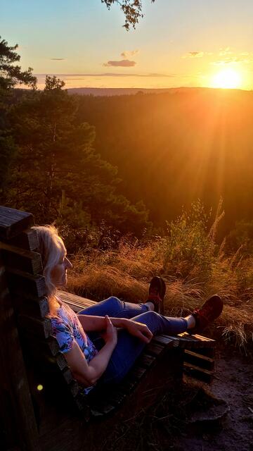 Entspannung pur bei Sonnenuntergang auf den Wellenliegen am Wildsaukopf bei Lambrecht. | Foto: Markus Pacher
