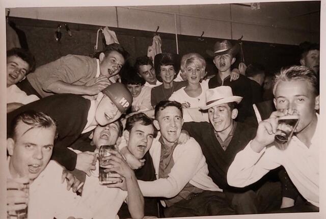 "Kerwemontag" - der Feiertag des Jahres. Hier zum Beispiel beim Kerwetanz in der ehemaligen Gaststätte Henrich. | Foto: KKJ Siegelbach