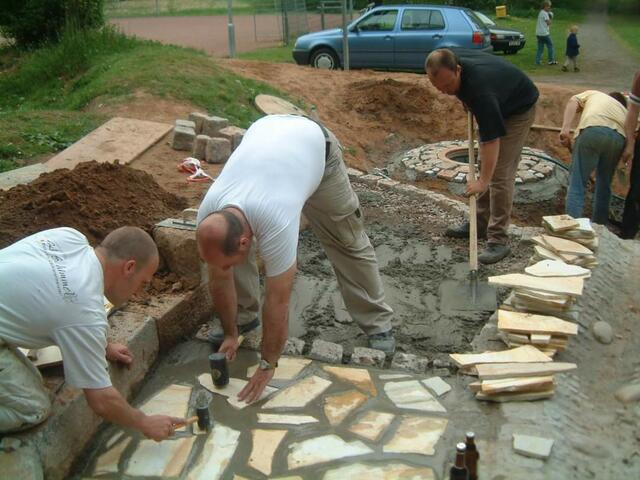 Auch 2004, beim Bau des Wasserspielplatzes, waren immer viele Mitglieder im Einsatz. Etwas, das bis heute geblieben ist: Nachwuchsprobleme hat der KKJ aufgrund einer stets engagierten Straußjugend zum Glück nicht. | Foto: KKJ Siegelbach