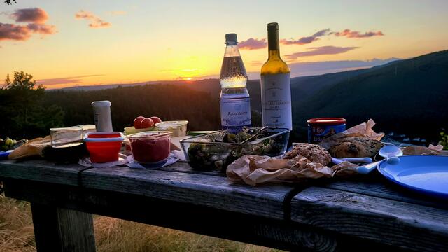 Stehtische bieten Platz für die mitgebrachte Vesper. | Foto: Markus Pacher
