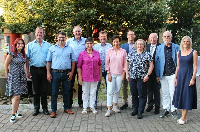 Bürgermeister Tony Löffler mit allen geehrten Mitgliedern des Gemeinderats v.l.n.r. Désirée Mannek, Wolfgang Münch, Rainer Zeisel, Günter Lehanka, Margarete Dutzi, Helmar Eckstein, Michela Hagenmeier, Boris Baumeister, Stefanie Greiselis-Bailer, Axel Wermke und Christine Herzog | Foto: Gemeinde Ubstadt-Weiher 