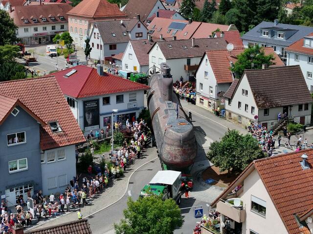 Das U-Boot hat zwei knifflige Stellen in Bad Rappenau passiert. Aktuell bereitet sich die Transport-Crew auf die Querung der Bahnlinie vor. | Foto: TMSNHSP