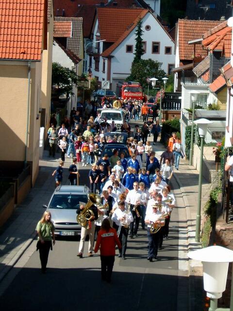 Nur wenige Jahre später war der Kerweumzug an Kerwesonntag wieder ein fester Bestandteil der Kerwe, der von Jahr zu Jahr größer wurde. Hier ein Bild aus dem Jahr 2002. | Foto: KKJ Siegelbach