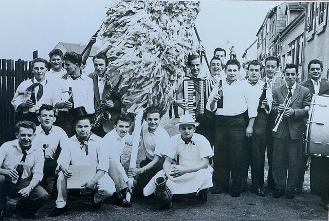 Schon damals gab es im Ort viele Jugendliche und junge Erwachsene die Teil der jeweiligen Straußbuben waren. | Foto: KKJ Siegelbach