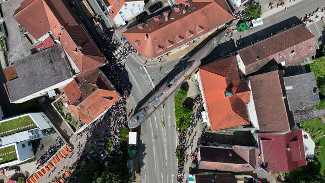 Ganz schön eng! Der Stahlkolloss ist in Bad Rappenau angekommen. | Foto: TMSNHSP