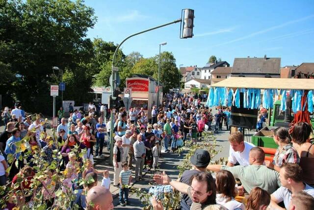 Und wenn der Umzug dann am Dorfplatz vorfährt, warten die Siegelbacher schon sehnsüchtig darauf, dass Kerwestrauß und Kerwerede präsentiert werden. | Foto: KKJ Siegelbach