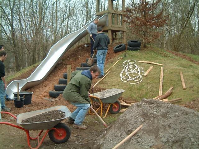Viele ehrenamtliche Stunden Arbeit investierten die KKJ-Mitglieder in den Spielplatz "Am Geiersberg". Wie zum Beispiel hier, beim Bau der Rutschbahn 1999. | Foto: KKJ Siegelbach
