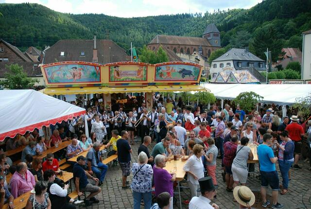 Zentrum des bunten Kerwetreibens ist der Herzog-Otto-Platz. | Foto: Markus Pacher