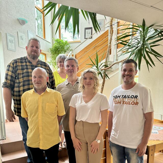 Der neugewählte Ortsgemeinderat von Jakobsweiler. Vordere Reihe: Bernhard Husum, Melissa Bullmann, Felix Neukumeter. Zweite Reihe: Carsten Krämer, Erste Beigeordnete Ute Schlicksupp und Obgm Guido Freyer. | Foto: Pressestelle VG Kirchheimbolanden