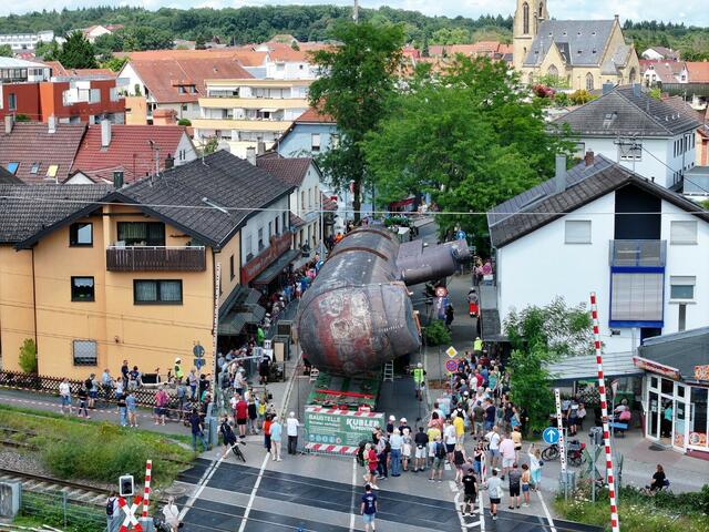 Vor Querung des Bahnübergangs in Bad Rappenau musste U17 um
74 Grad geneigt werden | Foto: TMSNHSP
