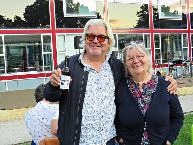 Mathias Berkel und seine Schwester Susanne Berkel mit einem WOW-Bier | Foto: Brigitte Melder