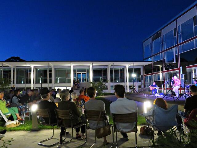 Zur blauen Stunde im Freischwimmer | Foto: Brigitte Melder