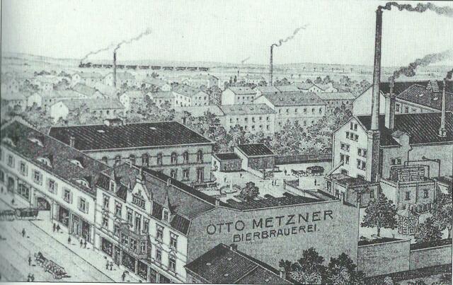 Die Zeichnung aus der Vogelperspektive zeigt den Komplex der Malzfabrik Metzner. An der Stelle des Metzner’schen Wohnhauses befindet sich heute das City-Center an der Speyerer Straße. Das Erdgeschoss war an die jüdischen Brüder Blumenstiel vermietetet. Hier betrieben sie ein Textilgeschäft. Im hinteren Bereich befand sich die Malzfabrik die sich bis zur Welschgasse hinzog. | Foto: Altertumsverein Frankenthal