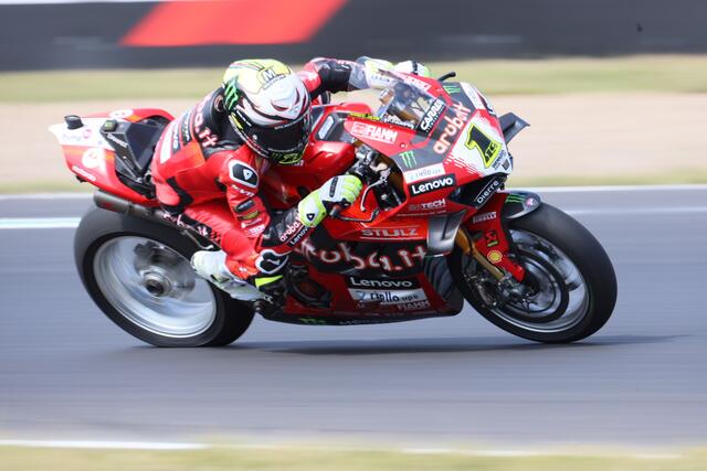 Weltmeister Bautista hatten gegen die BMW #54 einen schweren Stand  | Foto: moto-foto Reuschel