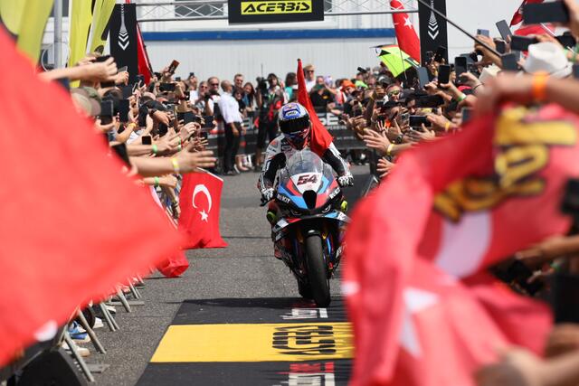 Mittlerweile fester Bestandteil bei der Siegerehrung - die Türkische Flagge  | Foto: moto-foto Reuschel