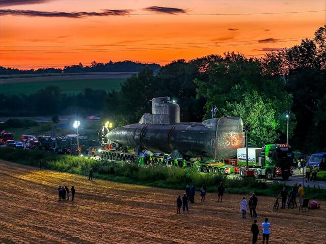 Gegen 7 Uhr morgens wurde U17 auf dem Parkplatz zwischen Reihen und Ittlingen abgestellt. Am Dienstag geht der Transport weiter. | Foto: TMSNHSP